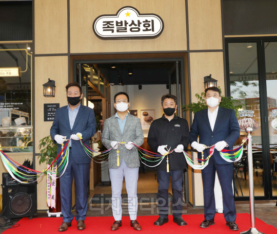 bhc 김충현 연구소장(왼쪽부터), 임금옥 대표, 족발상회 운정점 윤현철 점주, 문상만 본부장이 오픈식 테이프 커팅을 하고 있다. <사진=bhc 제공>